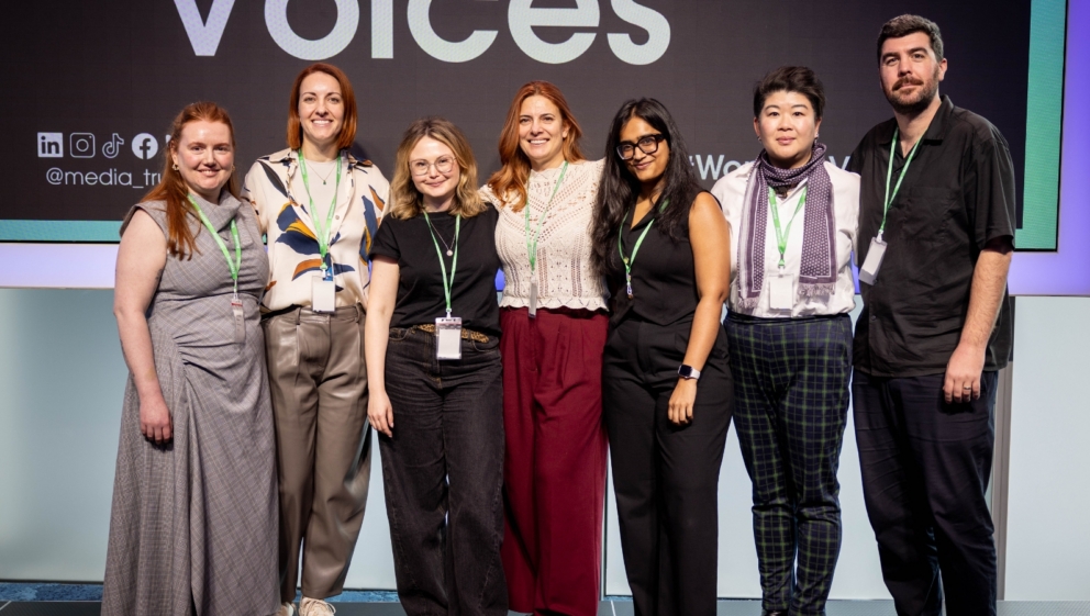 Nilaya, SAY Women and other volunteers posing together for the photo